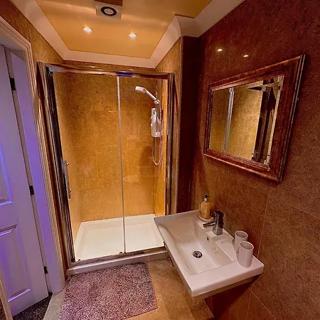 Church View 2 Large En Bedrooms With King Size Beds & Smart Tv *