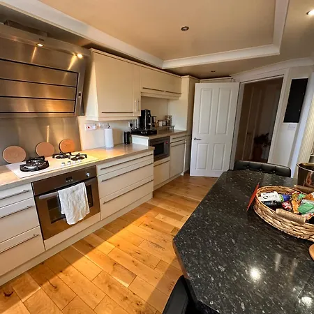 Church View 2 Large En Bedrooms With King Size Beds & Smart Tv *