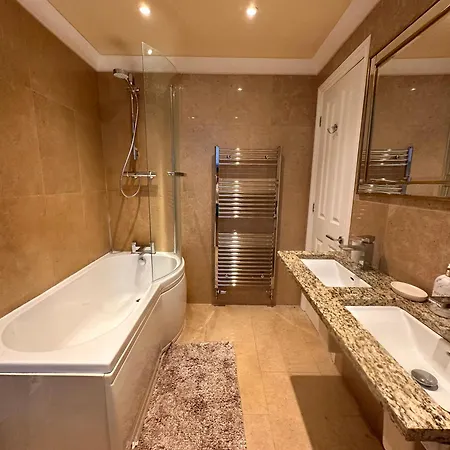 Church View - Spacious, 2 Bed Ensuite Luxury In Town Centre *