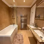 Church View - Spacious, 2 Bed Ensuite Luxury In Town Centre *