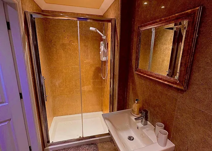 Church View 2 Large En Bedrooms With King Size Beds & Smart Tv *