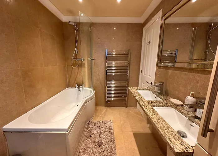 Church View 2 Large En Bedrooms With King Size Beds & Smart Tv *